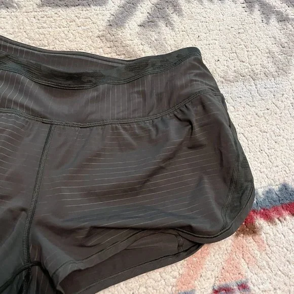 $68 Lululemon RUN FOR DAYS Shorts Deep Green Camo in Size 8 - Picture 6 of 10